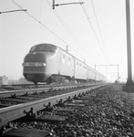 859307 Afbeelding van een diesel-electrisch treinstel DE 3 (plan U) van de N.S. ter hoogte van Velperbroek aansluiting ...